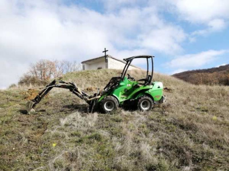 Apertura de hoyos con minipala Apertura de hoyos con minipala