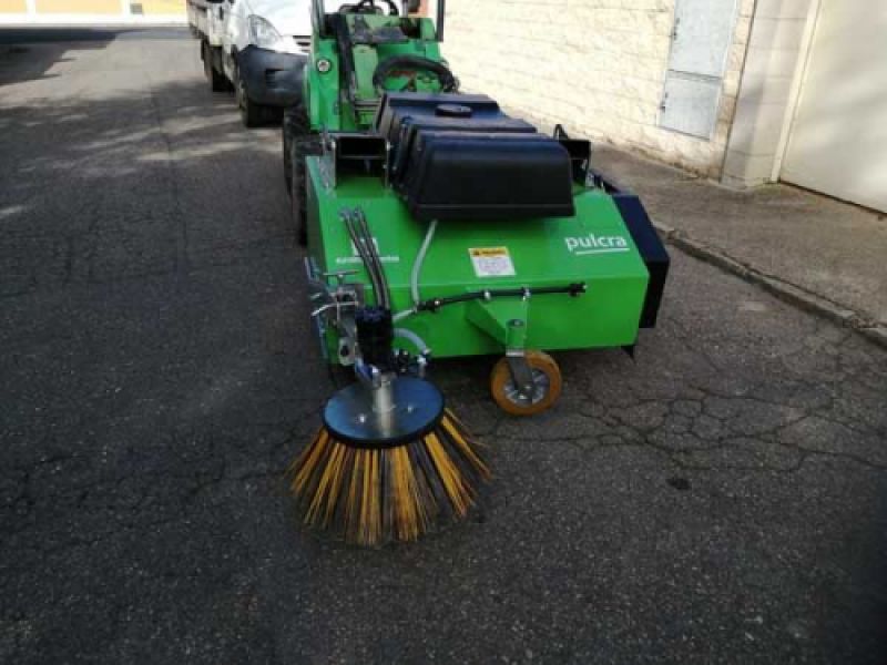 Maquinaria barredora de color verde Maquinaria barredora de color verde